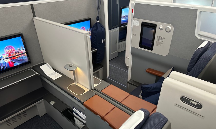 Acht Suites gibt es in der Business Class. Sie unterscheiden sich durch längere Betten, größere Bildschirme - und sie sind mit Türen verschließbar.