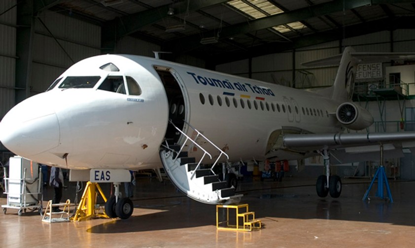 Fokker 28-4000 von Toumaï Air Tchad: Am Boden.