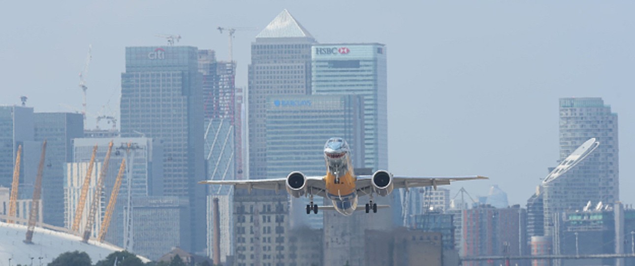 Embraer E2 in London-City: Der Flughafen will länger göffnet sein.