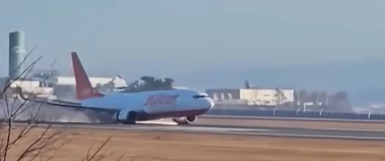 Die Boeing 737 von Jeju Air beim Aufsetzen: Das Fahrwerk war nicht ausgefahren.