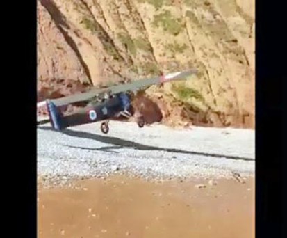 Oldtimer muss an belebtem Strand landen