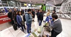 Aeropuerto Internacional Comodoro Arturo Merino Benítez: Reisende, die am Airport von Santiago de Chile festsitzen, bekommen Wasser und Kekse.