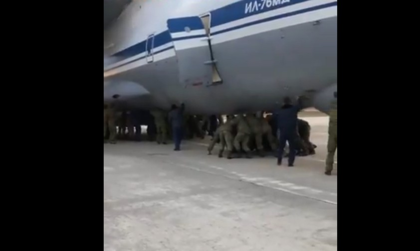 Russische Soldaten schieben Ilyushin Il-76 an