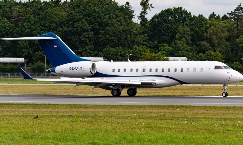 Die Bombardier Global 6000 nach der Landung in Hamburg: Wird nicht mehr lange OE-LHC heißen.