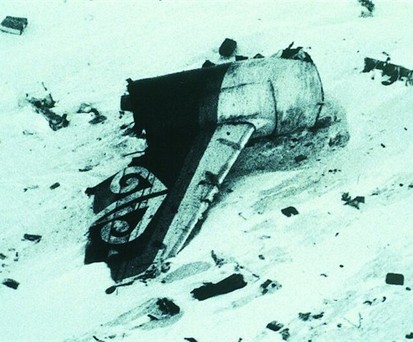 Symbol eines tragischen Unglücks: Das Leitwerk im Schnee der Antarktis.