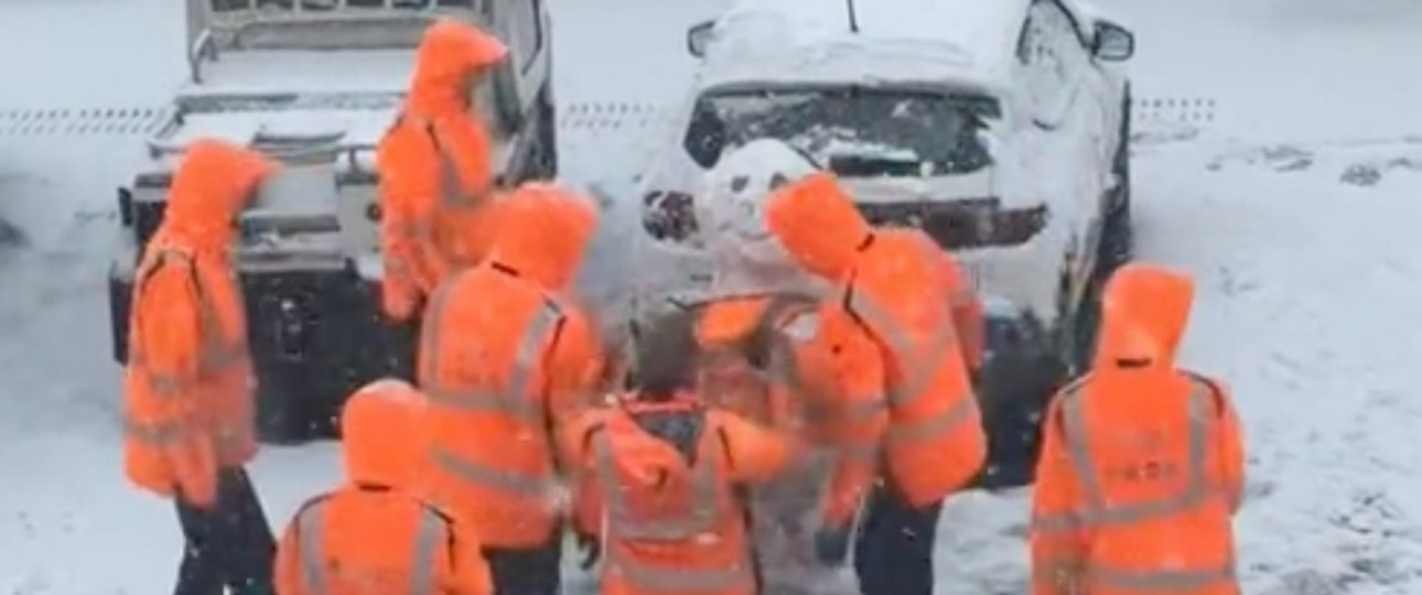 Einen Schneemann bauen: Auch am Flughafen eine Option.