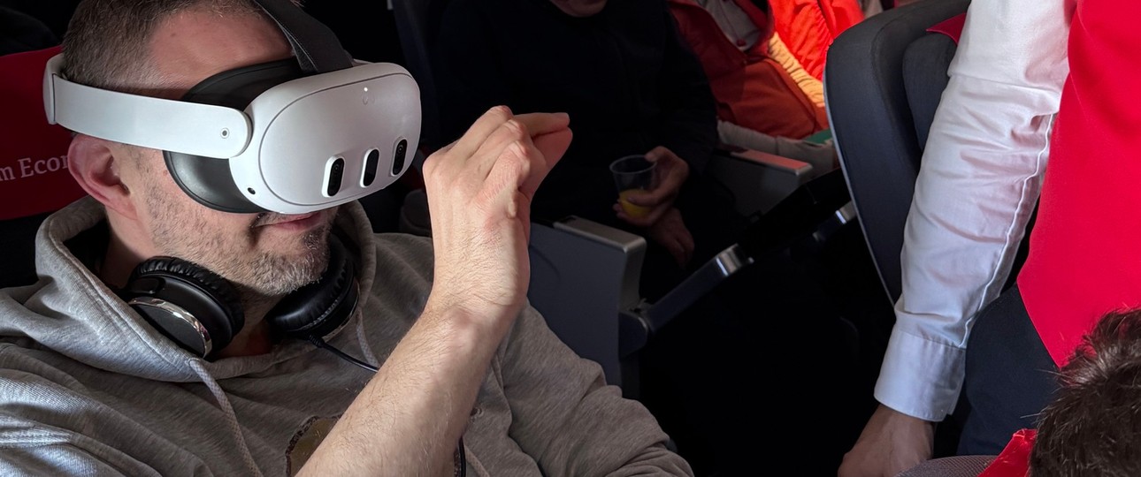 Passagier mit VR-Brille: Neues Erlebnis an Bord.