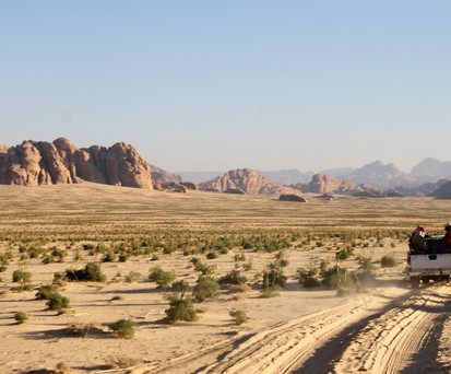 Auf der Jeep-Ladefläche geht es durchs Wadi Rum