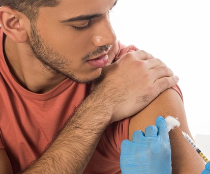 Mann wird geimpft: Bald sollte auch AUA an die Reihe kommen.