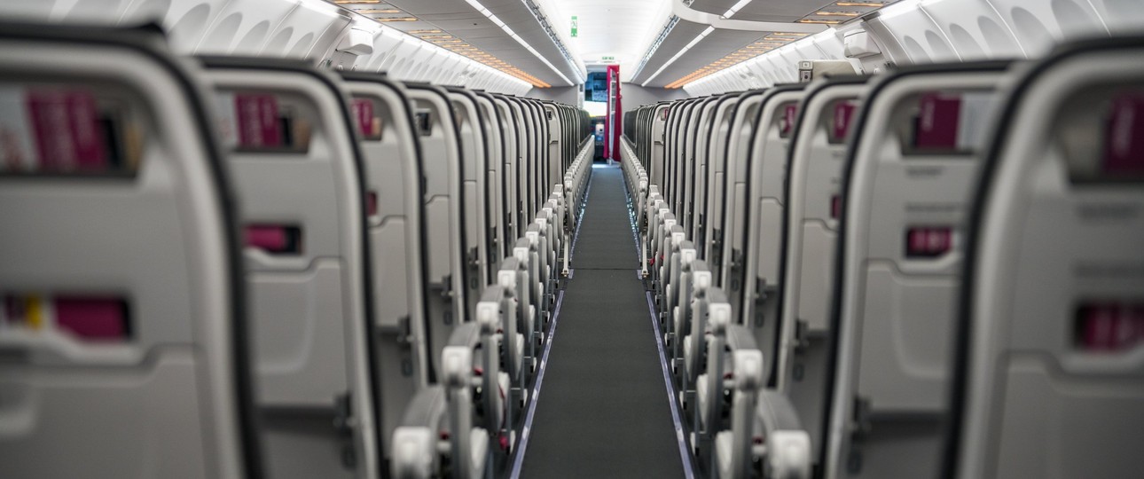 Kabine von Eurowings: In vielen Flugzeugen haben die Sitze unten keine Taschen.
