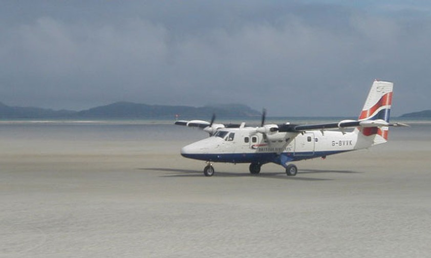 Landen kann man hier nur bei Ebbe - sonst verschwindet der Runway: Barra Airport in Schottland.