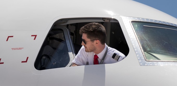 Pascal Kamm ist Pilot bei Helvetic Airways. An seinem Job genießt er mitunter auch die grandiose Aussicht.