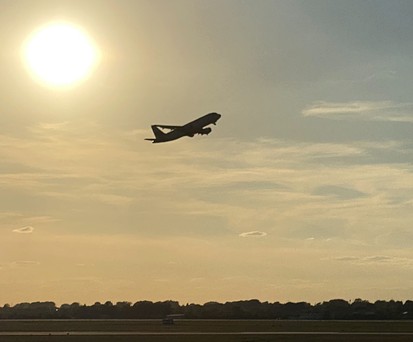 Jet startet - zu sehen vom Fernbahnhof des Airport Düsseldorf: Weniger Inlandsflüge.