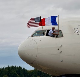 Kapitän Jim Butterworth befestigt Flagge der USA und Frankreichs außen am Cockpit: Flug mit Veteranen in die Normandie.