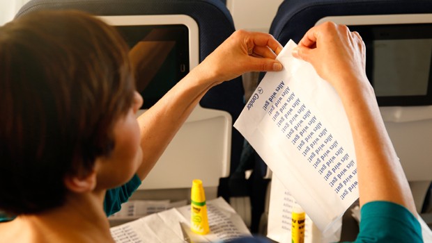 Platz 9 geht an Condor: Auf Kurz- und Mittelstrecke können Passagiere künftig Upgrades oder Fluggutscheine erarbeiten, zum Beispiel beim Basteln von Flugzeugmodellen - oder Spucktüten. Das Programm heiße Fly &amp; Earn.