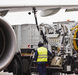 Flugzeugbetankung: Treibstoff ist wieder günstiger.