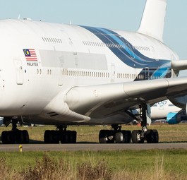 Der Airbus A380 mit der Kennung 9M-MNE bei der Ankunft in Tarbes 2022: Seit 2024 als 2-JEYL registriert.