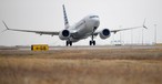 Boeing 737 Max von American Airlines beim ersten Start nach dem Grounding: Das Flugzeug ist wieder in der Luft, die Aufarbeitung geht weiter.