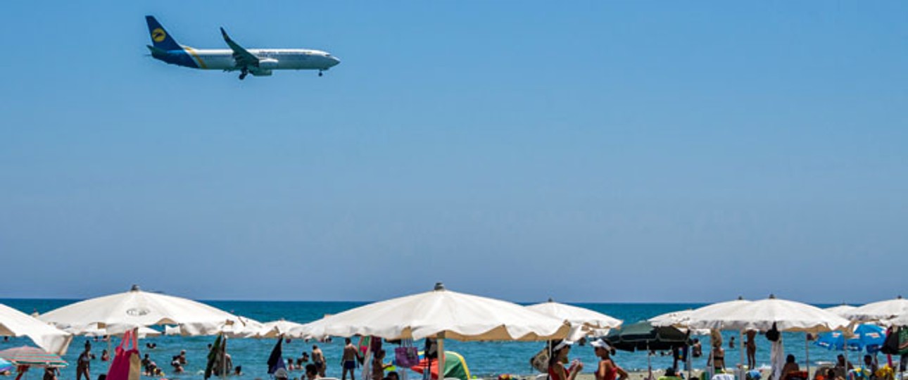 Landung am Flughafen Larnaca: Bald will hier Cobalt Air starten und landen.