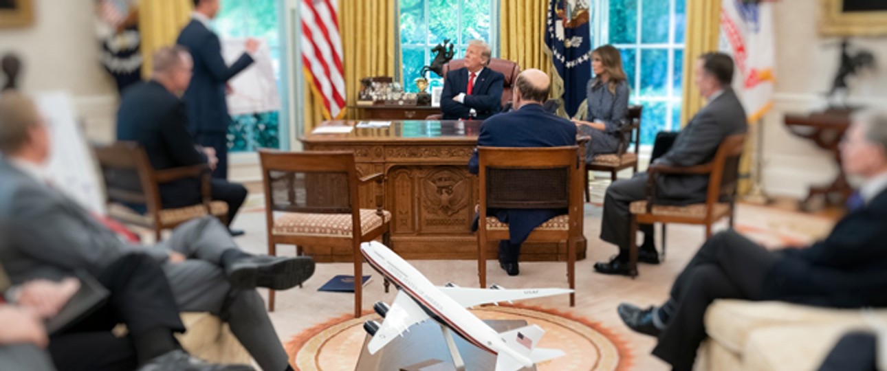 Sitzung von Donal Trump im Oval Office: Ein Modell der neuen Air Force One steht auf einem Tisch.