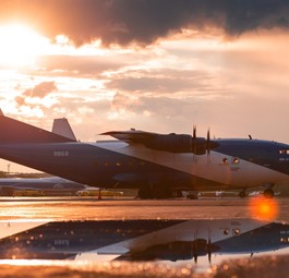 Eine Antonov An-12: Das Flugzeug kann bis zu 20 Tonnen Fracht transportieren.  