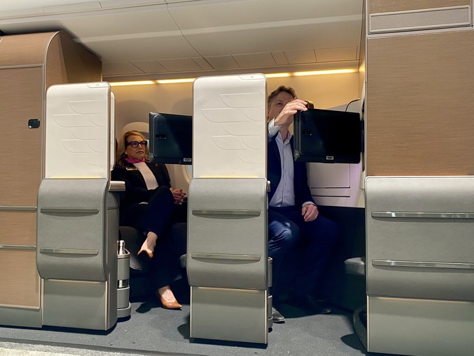 Die Monitore in der Suite werden ausgeklappt.