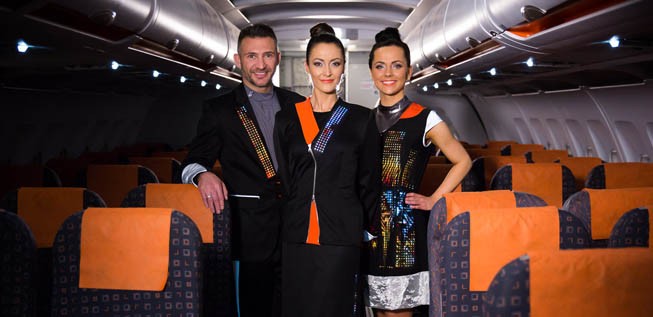 Das sind die neuen intelligenten Uniformen der Flugbegleiter. Sie sollen einerseits Stil haben und immer noch bequem sein. LEDs am Jackenrevers zeigen wichtige Informationen wie die Flugnummer und die Destination an.