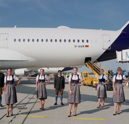 Lufthansas Trachtencrew: Eine Münchner Spezialität, einmal pro Jahr.