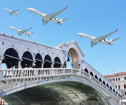 Privatjets über der Rialto-Brücke in Venedig: Die Gäste der Bezos-Hochzeit reisen vornehmlich mit dem Privatjet an.