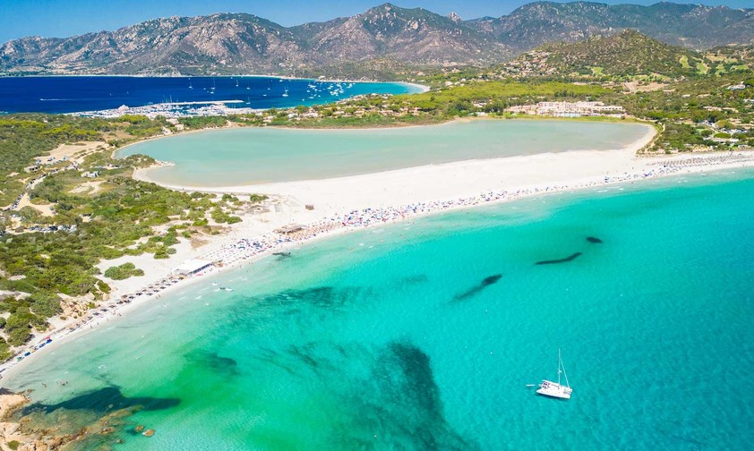 Die Plätze 11 bis 9 belegen mit jeweils durchschnittlich 9900 Google-Suchanfragen pro Monat Sardinien (Bild), ...
