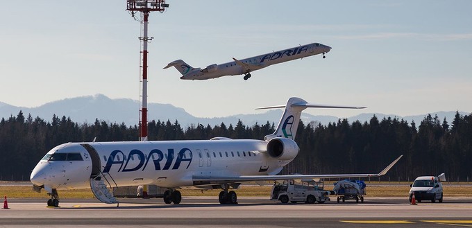 Es war das Ende einer 58-jährigen Firmengeschichte: Im September stellte die slowenische Adria Airways mit Verweis auf Geldmangel zuerst vorübergehend den Betreib ein und ging dann Ende des Monats <a href="https://www.aerotelegraph.com/insolvenz-adria-airways-hebt-nicht-mehr-ab" target="_blank" rel="noopener">in die Insolvenz</a>.