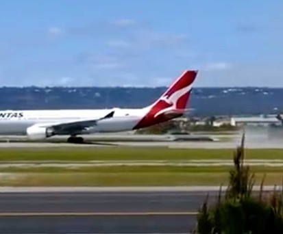 Airbus A330 von Qantas pustet Pistenoberfläche weg