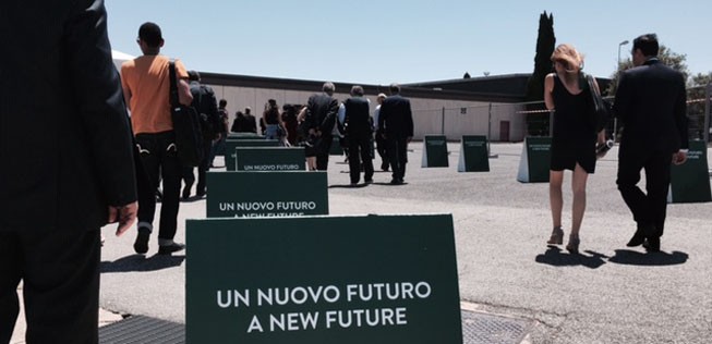 Alitalia will sich transformieren und in eine «neue Zukunft» aufbrechen. Außen wird das durch die veränderte Bemalung gezeigt, innen durch eine neue Kabine.