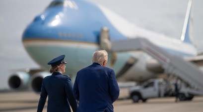 Donald Trump läuft zur Air Force One: Er will schnell Ersatz für die alternden Boeing 747-200.