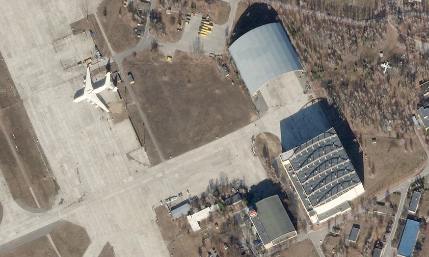 Der Flughafen Hostomel am 24. Februar, also am Tag, an dem die russische Invasion begann. Da stand die Antonov An-225 noch im Freien.