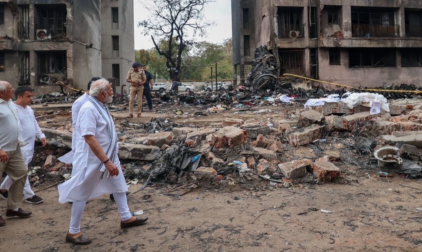 Premier Narendra Modi am Absturzort in Ahmedabad: Die Behörden nehmen Air Indias Ausbildung unter die Lupe.