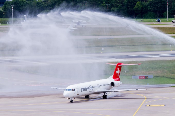 Die offizielle Verabschiedung der letzten Fokker 100 bei Helvetic Airways am 14. Juni 2019 mit der obligaten Wasserfontäne.