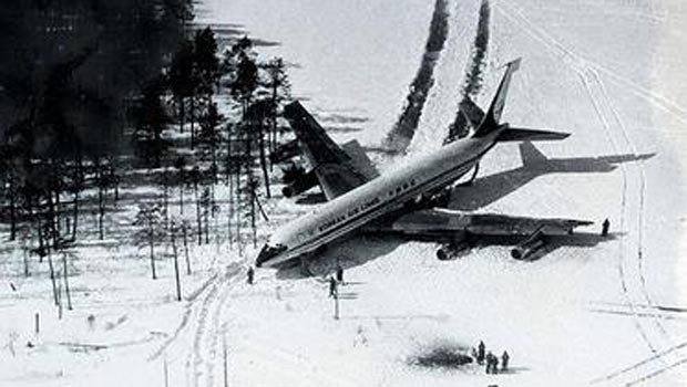 Korean Air Flug KE902: Am 20. April 1978 flog eine Boeing 707 von Paris nach Seoul. Sie drang in gesperrten sowjetischen Luftraum ein und wurde abgeschossen. Der Pilot konnte aber auf einem gefrorenen See landen. Nur zwei Menschen starben.