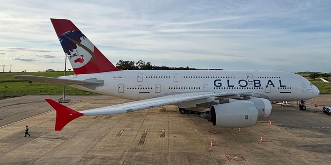 Der Airbus A380 von Global Airlines ohne Blau.