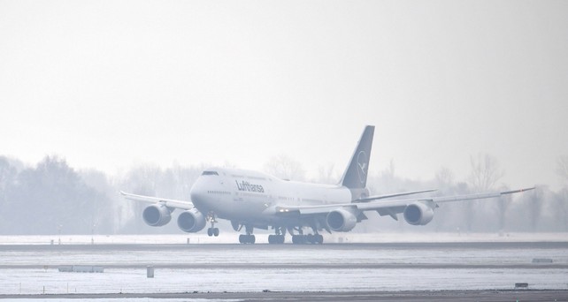 boeing 747-8 lufthansa piste schnee