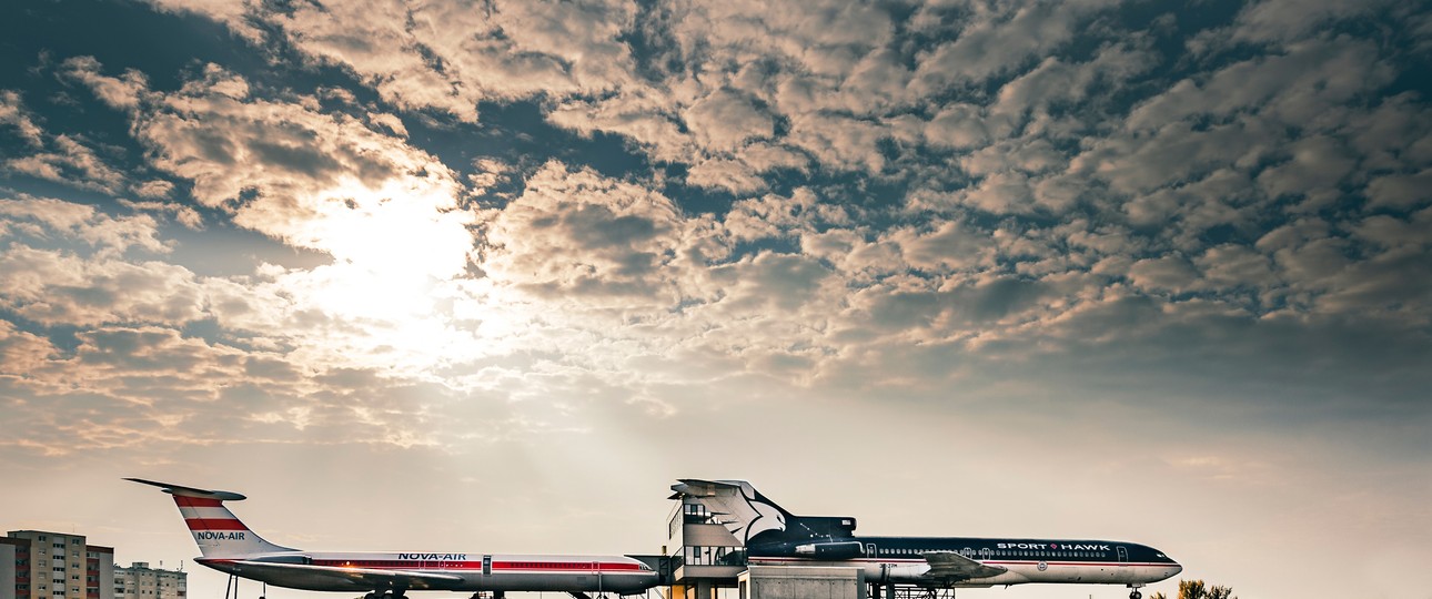 Von weither zu sehen: Die beiden Flugzeuge über den Dächern von Graz.