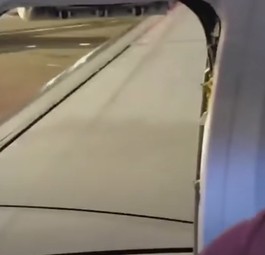 United-Passagier verlässt Boeing 737 über den Flügel