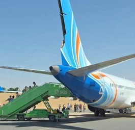 Die Boeing 737 Max von Flydubai nach der Landung in Saudi-Arabien: Schaden am Heck zu sehen.