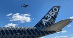 Zu sehen auf der ILA Berlin 2022: Airbus' A350-900-Testflieger mit dem Kennzeichen F-WWCF, darüber ein Jet von Icelandair, der am BER gestartet ist.