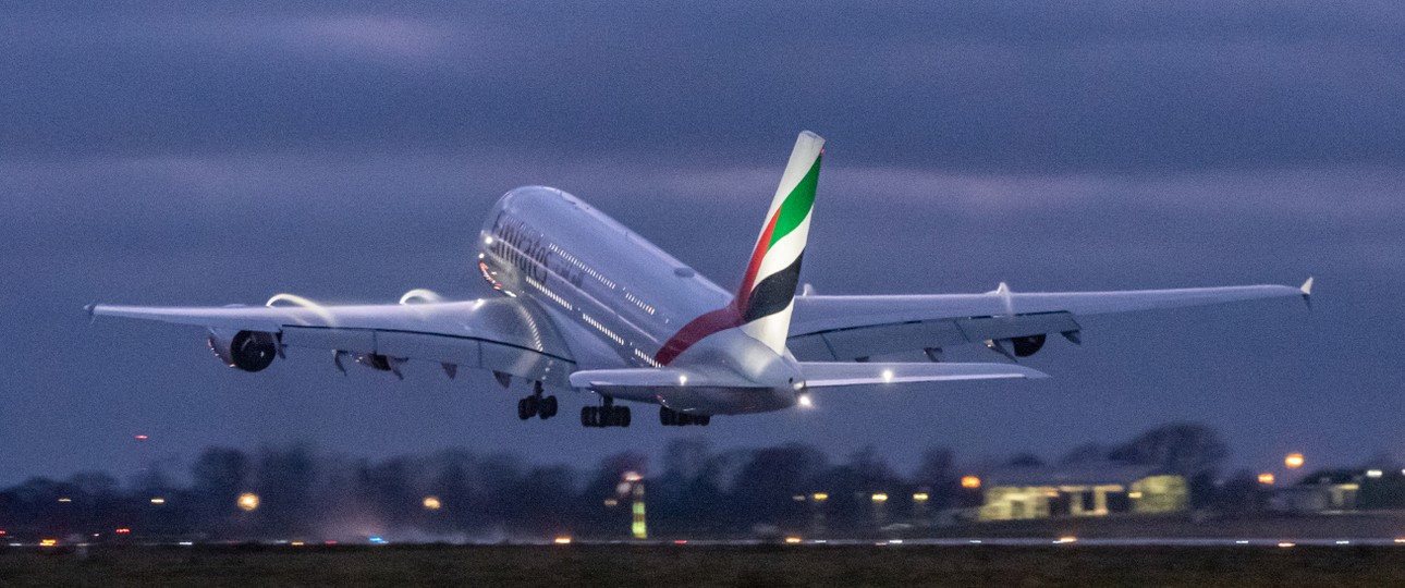 <strong>Emirates:</strong> Bei dem mit weitem Abstand größten und wichtigsten A380-Kunden ist das Modell bis mindestens 2035 eingeplant. Von den noch 116 Superjumbos sind aktuell rund 80 aktiv. Emirates hat begonnen, einen Teil der A380-Flotte mit einer neuen Kabine auszustatten. Insgesamt sind 67 Superjumbos dafür eingeplant. Bis Mai 2024 soll das Umbauprogramm abgeschlossen sein. Emirates-Präsident Tim Clark wird nicht müde, für einen <a href="https://www.aerotelegraph.com/emirates-praesident-wuenscht-sich-neuen-airbus-a380-ohne-fenster">Bau eines A380-Nachfolgers</a> zu werben.