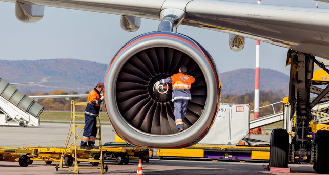 Techniker von Aeroflot: Das Wartungsunternehmen Aeroflot Technics ist Opfer eines massiven Cyberangriffs geworden. 