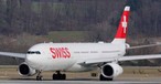 Airbus A330 von Swiss (Archivbild): Ein Crewmitglied könnte erkrankt sein.