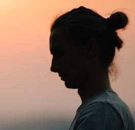 Mann mit Man Bun: Die Frisur darf bei Swiss ab sofort bei der Arbeit getragen werden.
