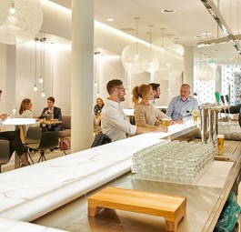 Die überarbeitete Crown Lounge 52: Im Bereich City gibt es Essen und Getränke.