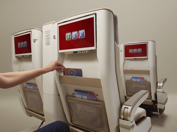 Kabelloses Laden wird in der Emirates Premium Economy erstmals angeboten und ermöglicht es Passagieren, kompatible Geräte während des Flugs bequem mit Strom zu versorgen.